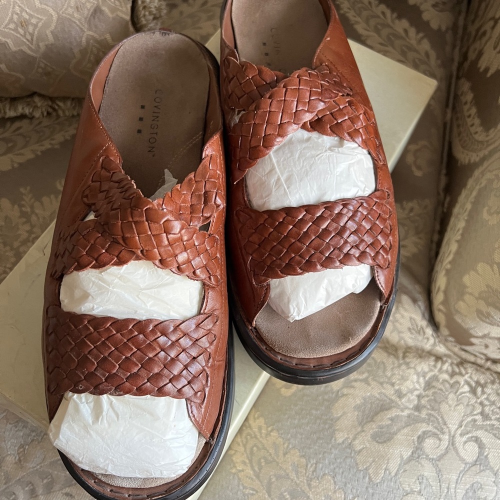 Covington sandals in size 11 in a beautiful brown color.